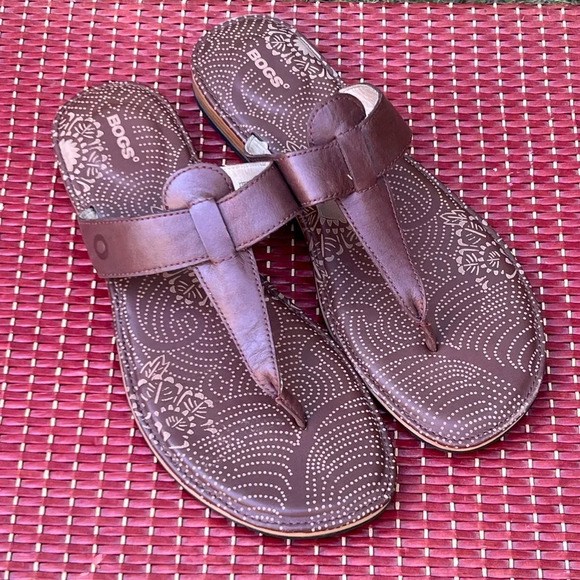 New BOGS Nashville Embossed Leather Flip Flop Sandal Rubber Soles Size 10.5 - Picture 1 of 4